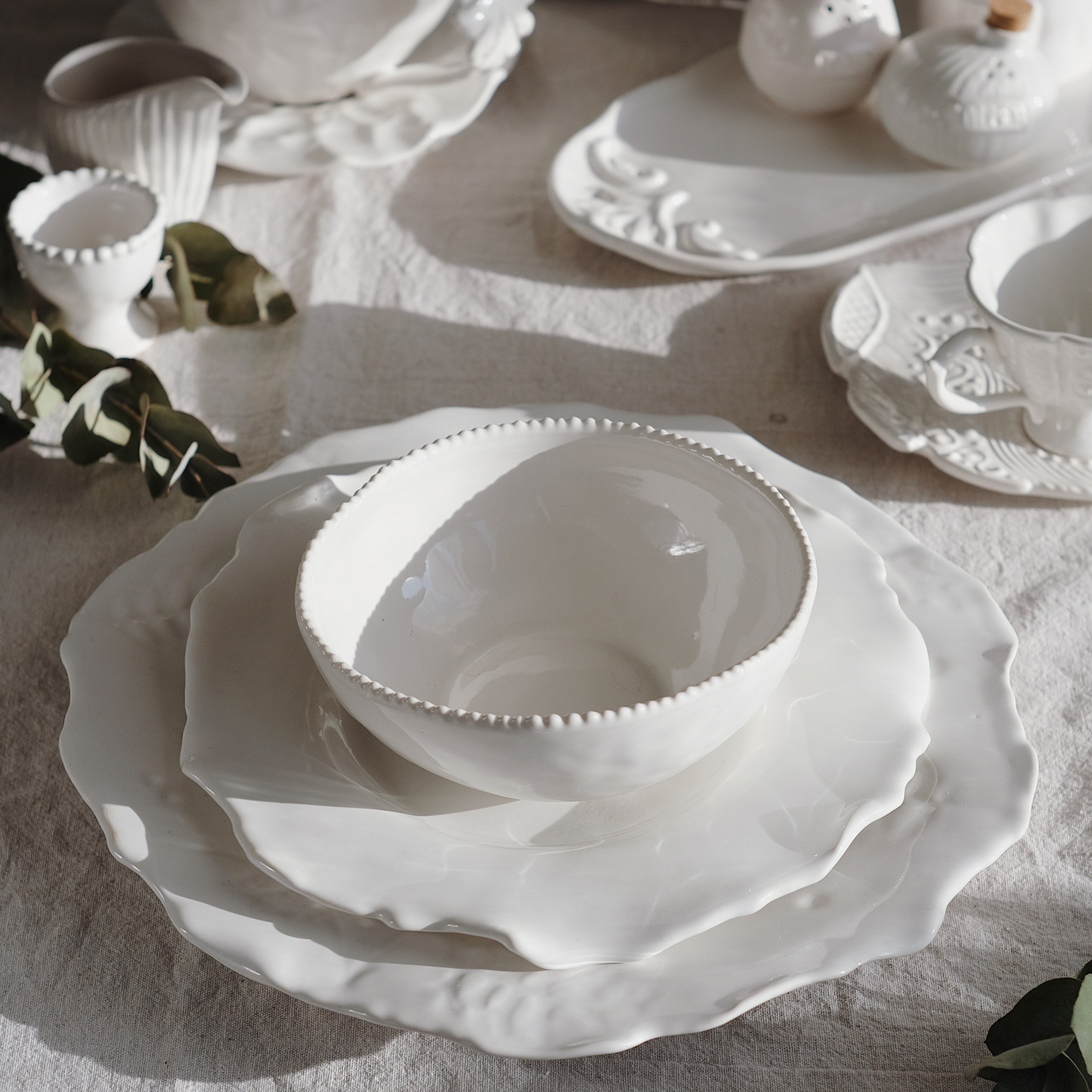 Жемчужная посуда из фарфора мастерской Антикварня